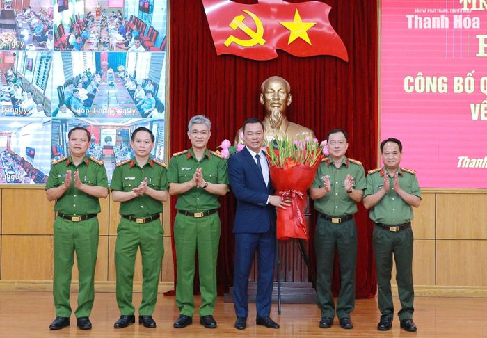 Ban Giám đốc Công an tỉnh Thanh Hóa tặng hoa chúc mừng đồng chí Tô Anh Dũng.