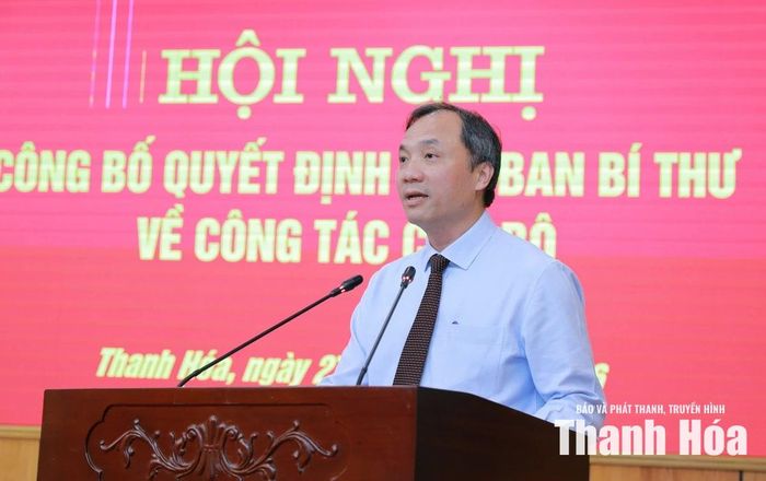 Phó Trưởng ban Thường trực Ban Tổ chức Trung ương Hoàng Trung Dũng công bố các Quyết định của Ban Bí thư.