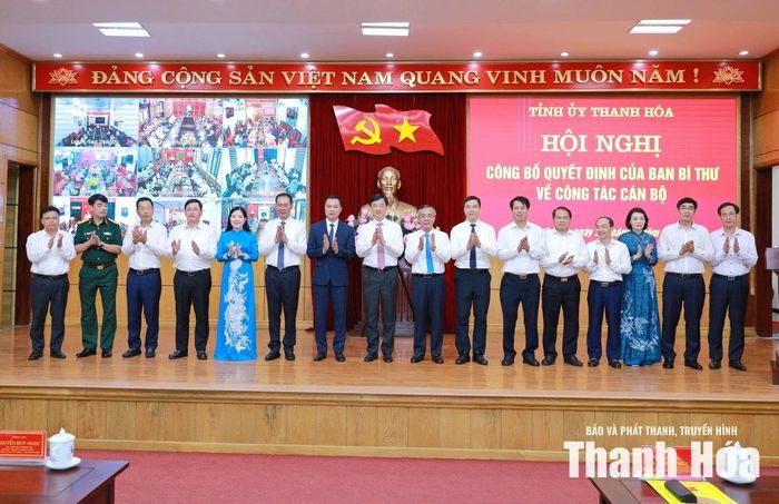 Trưởng Ban Tổ chức Trung ương Nguyễn Duy Ngọc chụp ảnh lưu niệm với Ban Thường vụ Tỉnh ủy Thanh Hóa.