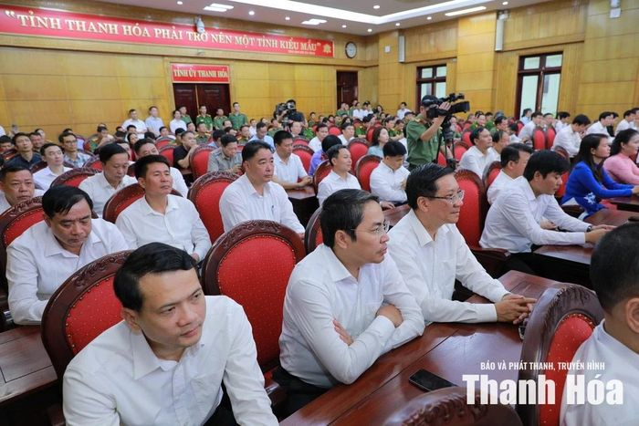Các đại biểu dự buỗi lễ.