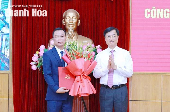 Trưởng Ban Tổ chức Trung ương Nguyễn Duy Ngọc trao Quyết định của Ban Bí thư và tặng hoa chúc mừng đồng chí Tô Anh Dũng, Phó Bí thư Tỉnh ủy Thanh Hóa.