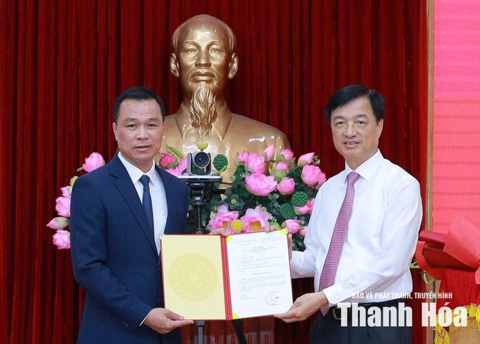 Trưởng Ban Tổ chức Trung ương Nguyễn Duy Ngọc trao Quyết định của Ban Bí thư cho đồng chí Tô Anh Dũng, Phó Bí thư Tỉnh ủy Thanh Hóa.