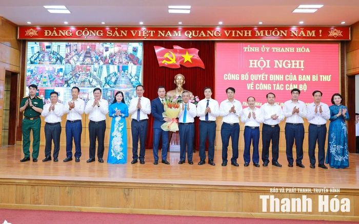 Các đồng chí Ủy viên Ban Thường vụ Tỉnh ủy Thanh Hóa tặng hoa chúc mừng đồng chí Tô Anh Dũng.