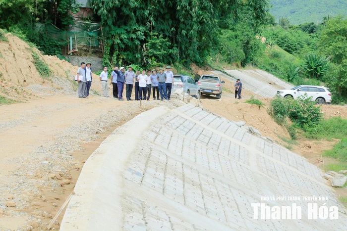 Đoàn công tác kiểm tra công trình kè chống sạt lở bờ sông Mã, xã Bá Thước.