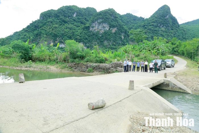 Đoàn công tác kiểm tra tràn thôn Cha, xã Thiết Ống.