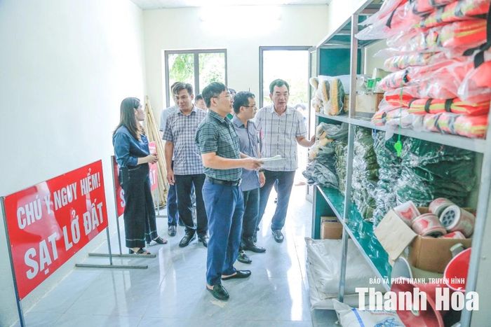 Đoàn công tác kiểm tra kho vật tư dự trữ phòng, chống thiên tai của xã Điền Quang.