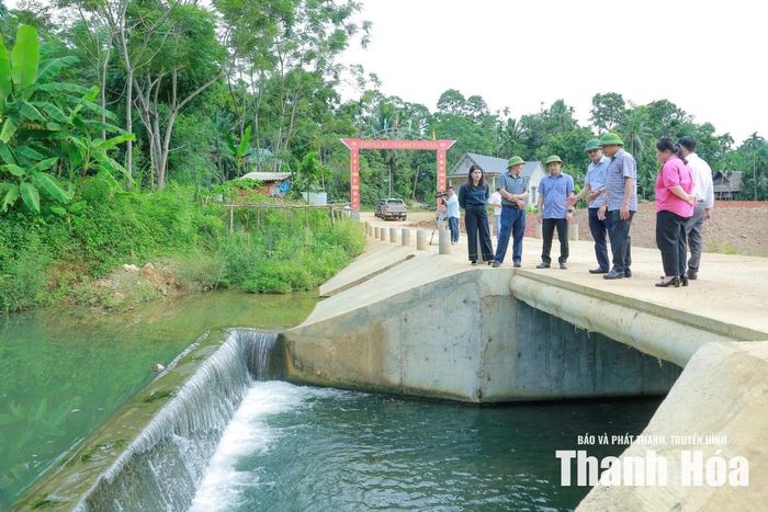 Đoàn công tác kiểm tra công tác khắc phục tràn thôn Lau, xã Điền Quang.