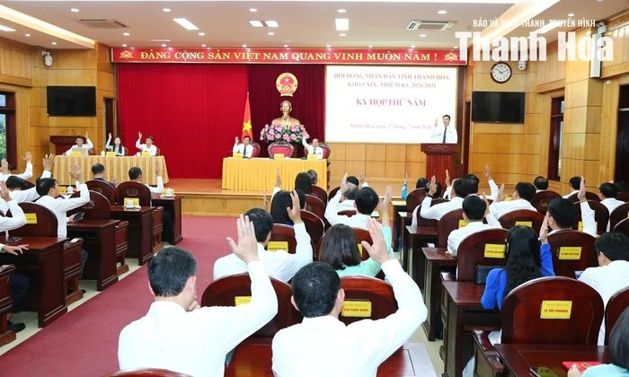 Các đại biểu biểu quyết thông qua Nghị quyết tại kỳ họp.