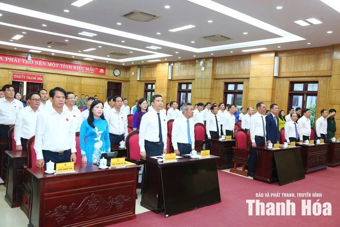 Các đại biểu thực hiện nghi thức chào cờ.