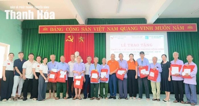 Quỹ Kết nối yêu thương - Lan tỏa nhân ái tặng quà cho các thương, bệnh binh đang điều trị tại Bệnh viện Đa khoa Thọ Xuân.