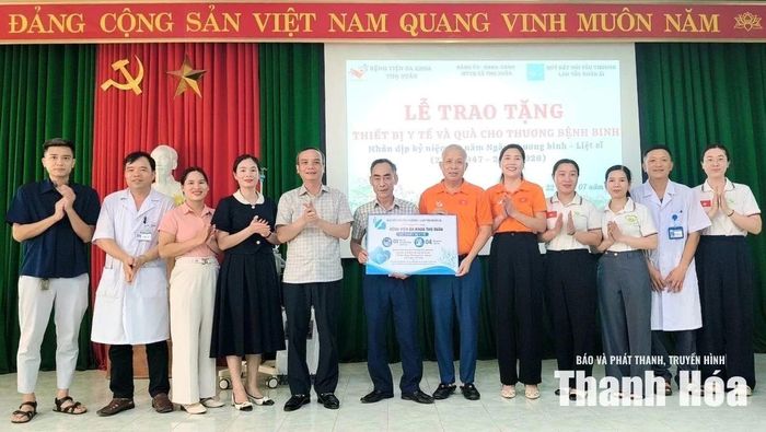Quỹ Kết nối yêu thương - Lan tỏa nhân ái trao tặng thiết bị y tế cho Bệnh viện Đa khoa Thọ Xuân.
