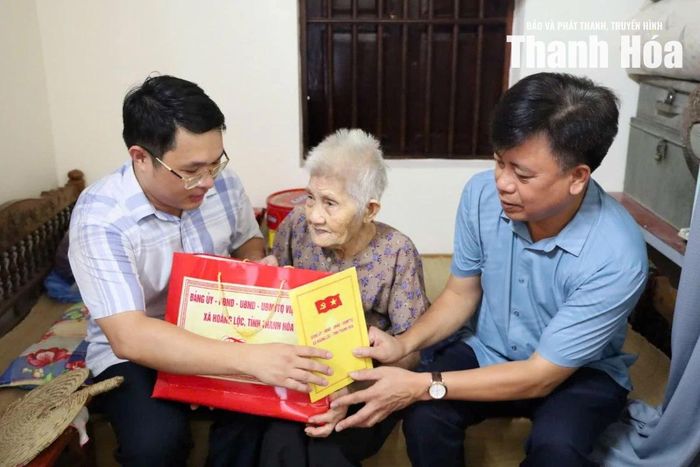 Bí thư Đảng ủy, Chủ tịch HĐND xã Hoằng Lộc Lê Nguyên Thành thăm, tặng quà mẹ liệt sĩ Nguyễn Thị Ngọt, ở thôn Đình Bảng.