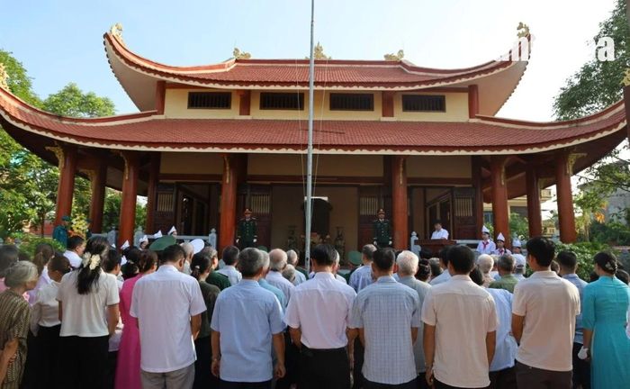 Cán bộ, đảng viên và Nhân dân xã Hoằng Lộc dự lễ chào cờ, dâng hương tại Nhà tưởng niệm Bác Hồ và các Anh hùng liệt sĩ.