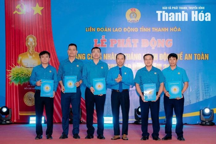Chủ tịch LĐLĐ tỉnh Lương Trọng Thành trao Quyết định thành lập Tổ Tư vấn pháp luật LĐLĐ tỉnh.