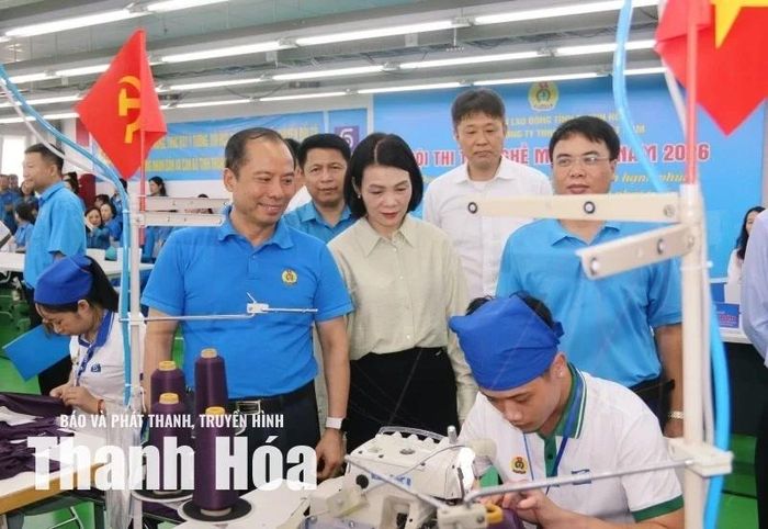 Các đồng chí lãnh đạo Ủy ban MTTQ tỉnh, LĐLĐ tỉnh thăm hỏi, động viên và khích lệ tinh thần công nhân lao động tham gia Hội thi tay nghề may giỏi năm 2026. Ảnh: Thanh Huê