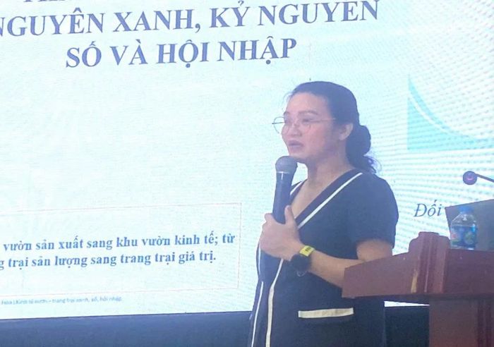 ThS. Trần Thị Loan, Trưởng phòng Ngành nghề nông thôn, Cục Kinh tế hợp tác và Phát triển nông thôn (Bộ Nông nghiệp và Môi trường) trình bày chuyên đề về phát triển kinh tế vườn, kinh tế trang trại.