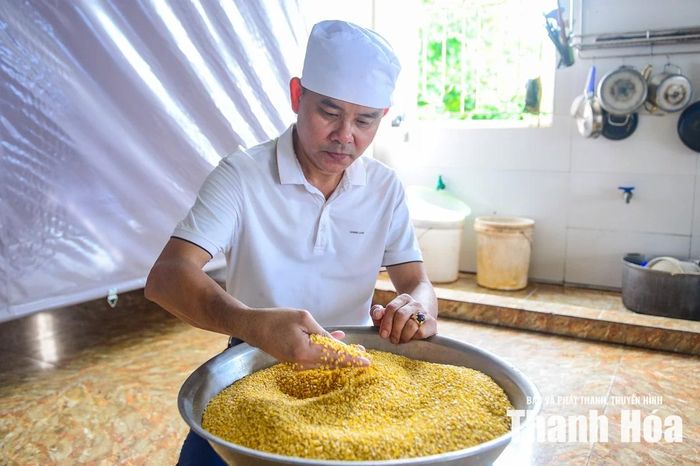 Theo ông Hoàng Văn Huấn (chủ cơ sở Bánh gai Huấn Hường, xã Xuân Hòa) cho biết để làm nên một chiếc bánh gai đúng vị Tứ Trụ, người thợ phải trải qua nhiều công đoạn tỉ mỉ.
