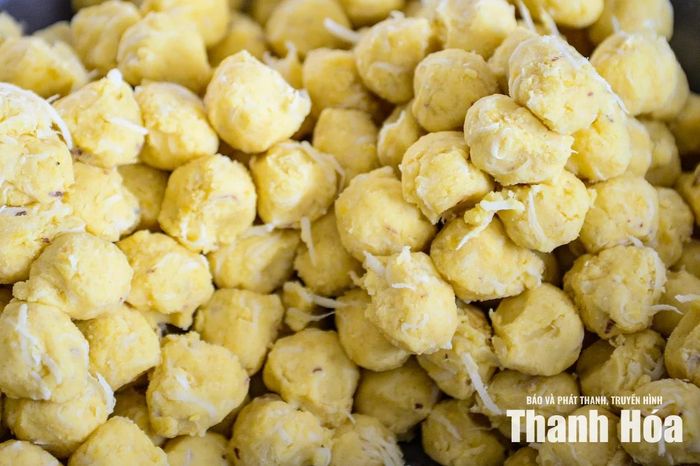 Phần nhân được làm từ đậu xanh đồ chín, giã mịn, sên cùng mật mía và dừa nạo cho đến khi đạt độ bùi, thơm và kết dính.