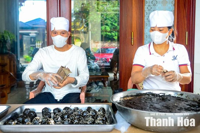 Một trong những công đoạn đòi hỏi nhiều kinh nghiệm nhất là gói bánh. Người thợ khéo léo đặt phần vỏ và nhân cân đối, gói vuông vức trong lớp lá chuối gói vừa đủ chặt để khi hấp, bánh giữ được hình dáng đẹp, các góc vuông đều và lớp vỏ ôm sát phần nhân.