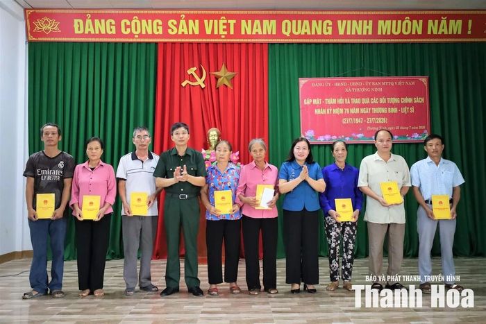 Phó Bí thư Thường trực Đảng ủy xã Vi Thị Phượng trao quà cho các gia đình chính sách, người có công.