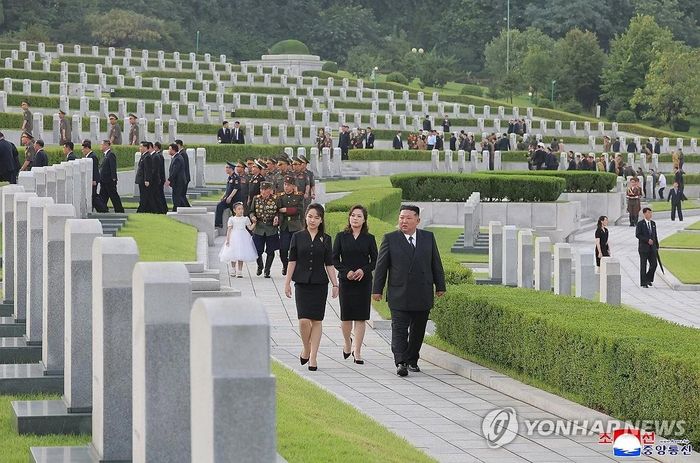 Nhà lãnh đạo Triều Tiên Kim Jong-un (phải, phía trước), cùng vợ, Ri Sol-ju (giữa, phía trước), và con gái Ju-ae (trái, phía trước), đến thăm Nghĩa trang Liệt sĩ Chiến tranh Giải phóng Tổ quốc ở Bình Nhưỡng vào ngày 26 tháng 7 năm 2026, để kỷ niệm 73 năm ngày ký kết hiệp định đình chiến Chiến tranh Triều Tiên 1950-1953. Ảnh: KCNA.