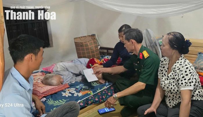 Hội CCB phường Bỉm Sơn thăm, tặng quà tri ân bệnh binh trên địa bàn phường.