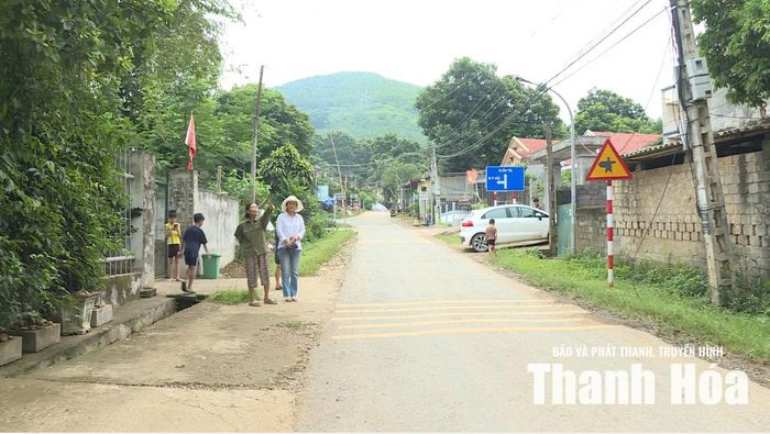Người dân thôn Ngọc Linh, xã Cẩm Thủy phản ánh tình hình với phóng viên.