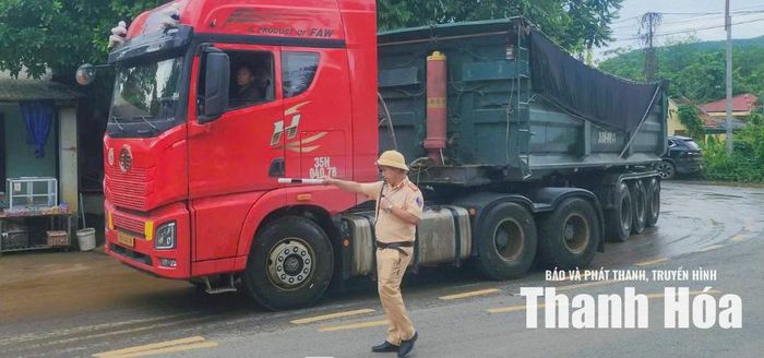 Đội Cảnh sát giao thông số 3, Phòng Cảnh sát giao thông, Công an tỉnh Thanh Hóa dừng phương tiện để kiểm tra.