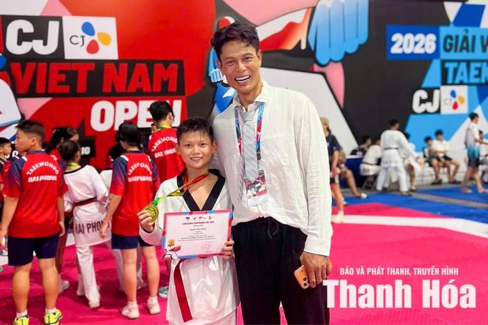 VĐV Nguyễn Minh Quang (trái), con trai của cựu tuyển thủ quốc gia Nguyễn Văn Hùng (phải), giành HCV ở lứa tuổi U12.