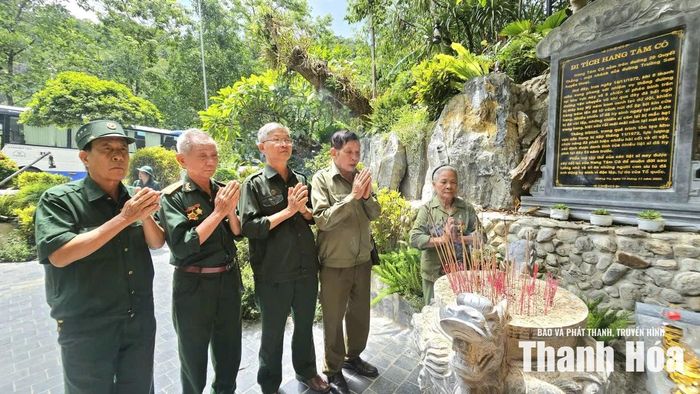 Ông Nguyễn Trường Tam (ngoài cùng bên trái) và các cựu TNXP N237 dâng hương tưởng niệm các Anh hùng liệt sĩ.