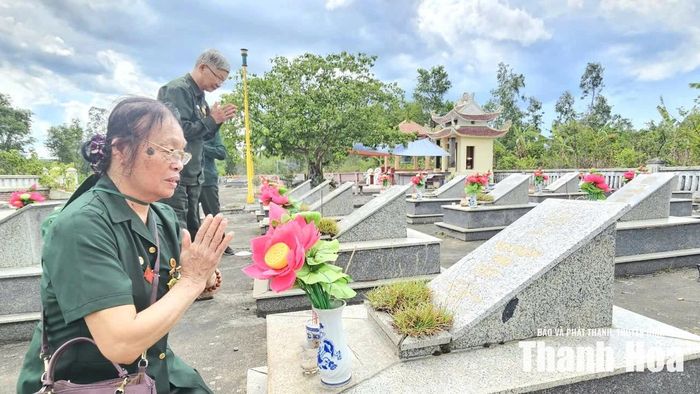 Bà Phạm Thị Thúy, cựu thanh niên xung phong N237, Ban Xây dựng 67 Trường Sơn thắp hương tri ân các đồng đội tại Nghĩa trang Liệt sĩ TNXP Vạn Ninh, tỉnh Quảng Trị.