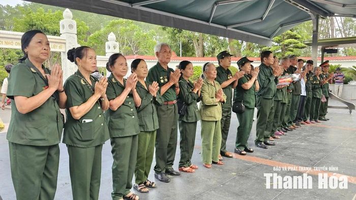Đoàn dâng hương tưởng niệm tri ân các Anh hùng liệt sĩ tại Ngã Ba Đồng Lộc, tỉnh Hà Tĩnh.