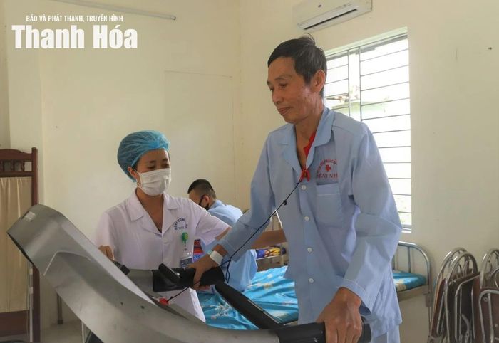Ông Nguyễn Bá Mậm, xã Đông Thành, điều trị bệnh viêm phế quản mạn tính sau quãng thời gian nhiều năm “gắn bó” với thuốc lá.