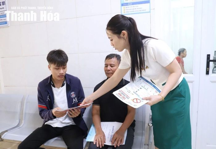 Cán bộ Phòng Công tác xã hội Bệnh viện Đa khoa Yên Định truyền thông phòng chống tác hại thuốc là cho người bệnh, người nhà bệnh nhân.