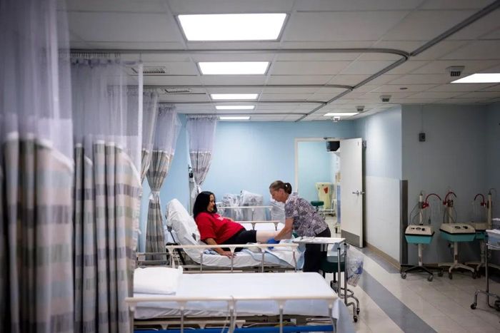 Bệnh nhân điều trị tại Bệnh viện Humboldt Park Health ở Chicago. Ảnh: MS Now.