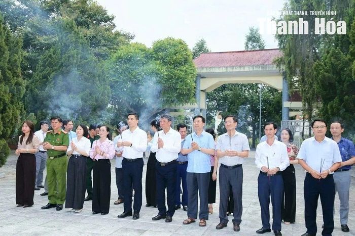 Phó Bí thư Thường trực Tỉnh ủy Nguyễn Hồng Phong và các thành viên đoàn công tác dâng hương tại Đài Tưởng niệm các Anh hùng liệt sĩ Như Thanh.