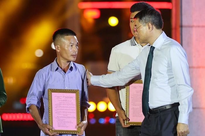 Thủ tướng Chính phủ Lê Minh Hưng trao kết quả xác định danh tính hài cốt liệt sĩ cho gia đình thân nhân liệt sĩ. Ảnh: Nhật Bắc/VGP.