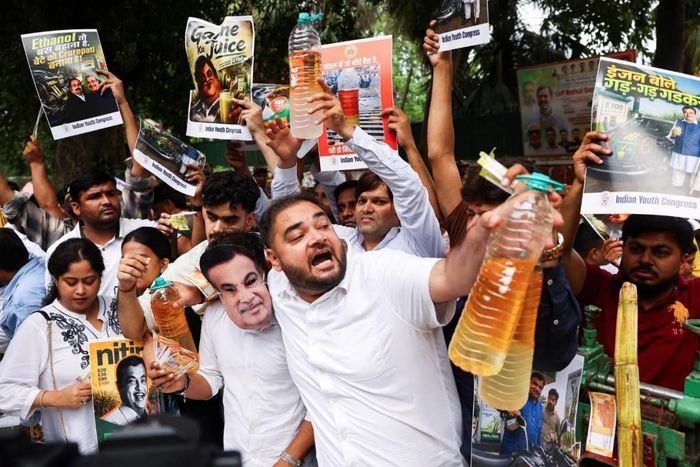 Những người ủng hộ tổ chức Indian Youth Congress cầm biểu ngữ và hô khẩu hiệu trong cuộc biểu tình phản đối chính sách triển khai xăng pha 20% ethanol (E20) của Chính phủ tại New Delhi (Ấn Độ). Ảnh: Reuters/Anushree Fadnavis