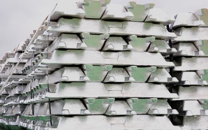 Sản phẩm nhôm thỏi đầu tiên của Việt Nam. Ảnh: Nguyễn Hoàng/VGP.