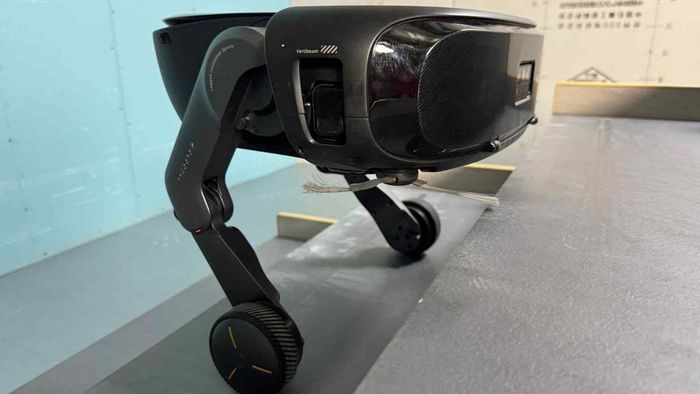Robot hút bụi Saros Rover có khả năng leo cầu thang của Roborock - Ảnh: Nikkei Asia.