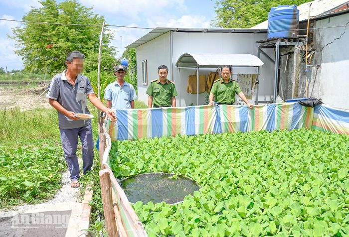 Công an xã Vĩnh Phong đến thăm, tham quan mô hình sản xuất của ông V.Q.D. Ảnh: PHẠM HIẾU