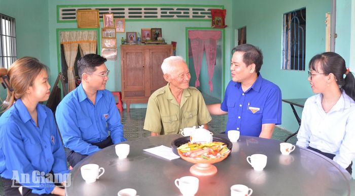 Đoàn viên, thanh niên đến thăm gia đình thương binh Nguyễn Văn Hạnh, ngụ xã Bình Giang. Ảnh: MI NI