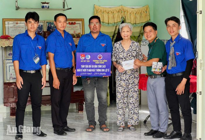 Xã đoàn Tây Yên phối hợp Trường Cao đẳng Kiên Giang thăm, tặng quà gia đình chính sách nhân kỷ niệm 79 năm ngày Thương binh - Liệt sĩ. Ảnh: BÍCH LINH