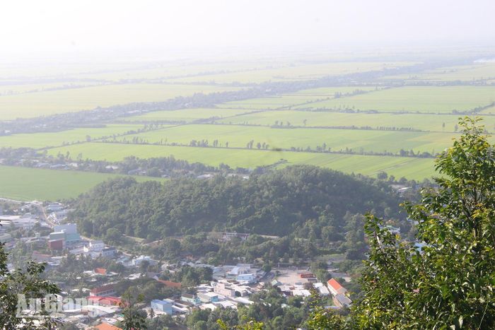 Cánh đồng Óc Eo nhìn từ đỉnh núi Ba Thê. Ảnh: PHƯƠNG LAN