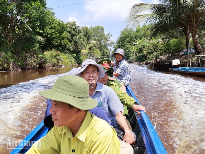 Lực lượng kiểm lâm kiểm tra công tác phòng, chống cháy rừng tại xã Vân Khánh. Ảnh: THÙY TRANG