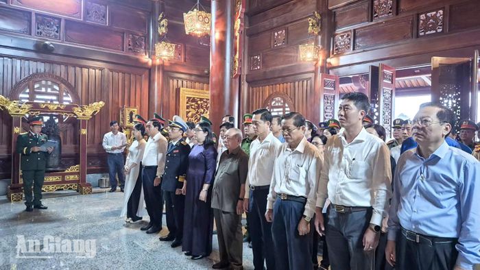 Các đại biểu dành phút mặc niệm tri ân Chủ tịch Hồ Chí Minh.