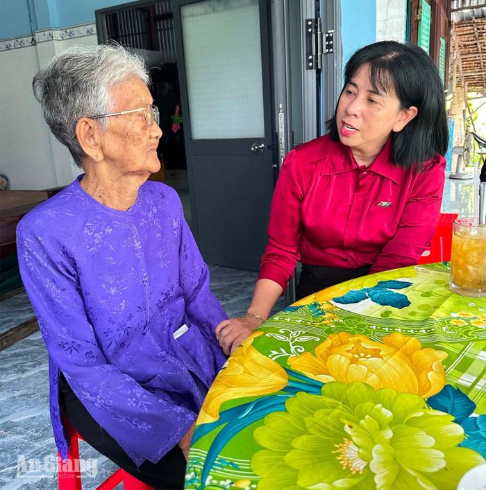 Chị Trần Thị Thanh Huyền thăm hỏi Mẹ Việt Nam Anh hùng Võ Thị Xứng, ngụ xã Vĩnh Hòa.
