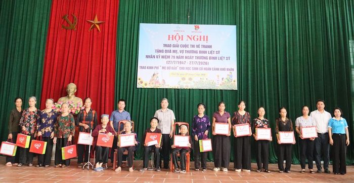  Các đại biểu trao quà tri ân cho mẹ, vợ các thương binh, liệt sĩ trên địa bàn xã Tân Chi. 