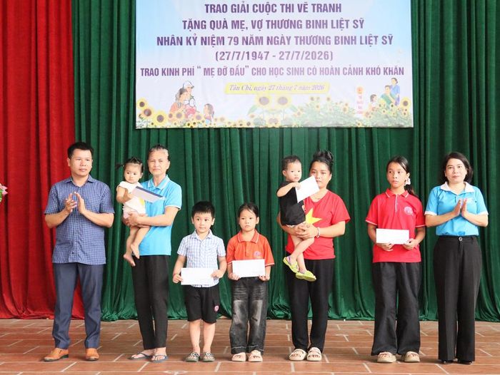  Đại diện Công ty Cổ phần Diana Unicharm và Hội Liên hiệp Phụ nữ xã trao kinh phí chương trình “Mẹ đỡ đầu” cho trẻ em trên địa bàn. 