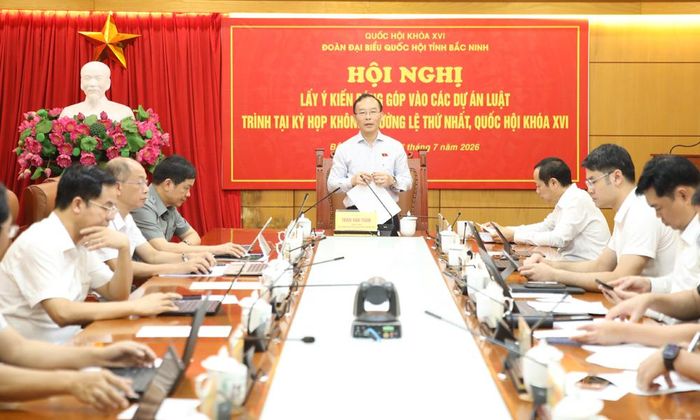  Các đại biểu dự hội nghị lấy ý kiến. 